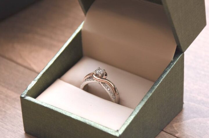 scatola con anello di fidanzamento