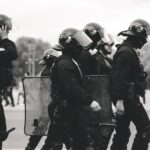 polizia in tenuta anti-sommossa in primo piano