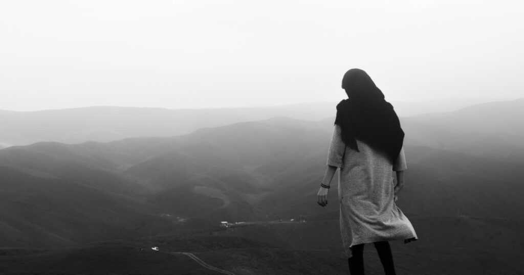 foto in bianco e nero di una donna iraniana di spalle